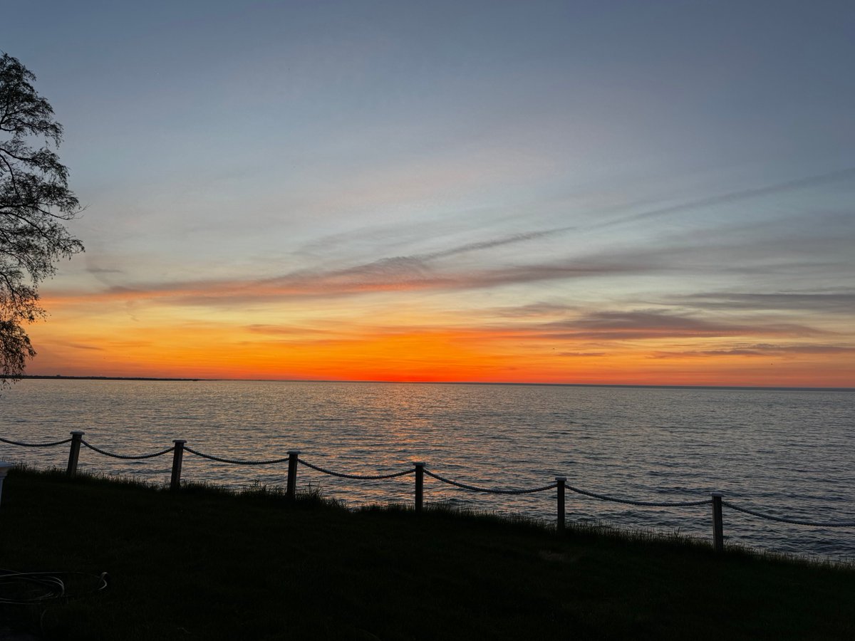 PZonLAKEontario's tweet photo. #SUNSET #LakeOntario #FORESTlawnBEACH #WEBSTER #ROC https://t.co/Fsj0MhHJbs