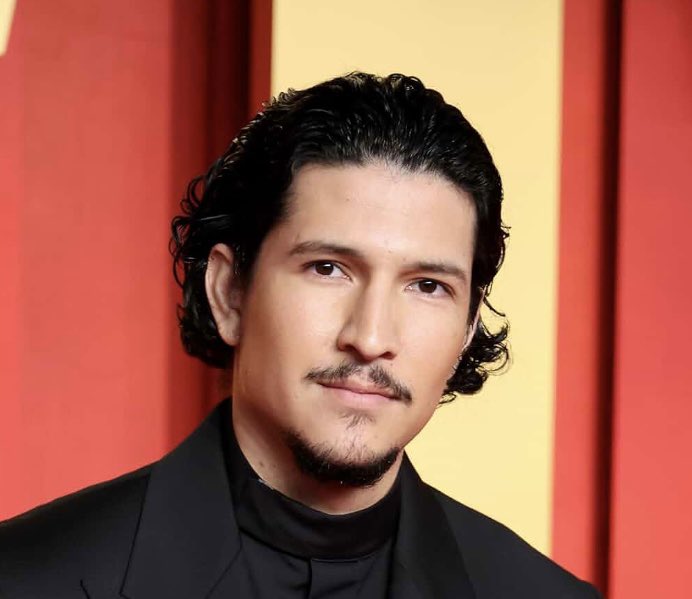 insteasy's tweet photo. “De Noche”, de Todd Haynes, está em pós-produção.

Um policial e um professor, alvos da corrupção na Los Angeles dos anos 1930, fogem para o México e acabam vivendo um romance inesperado.

Pedro Pascal e Danny Ramirez estão no elenco.

Pode estrear em Cannes 2027.

#Cannes2027 https://t.co/gTtjvmFFOv