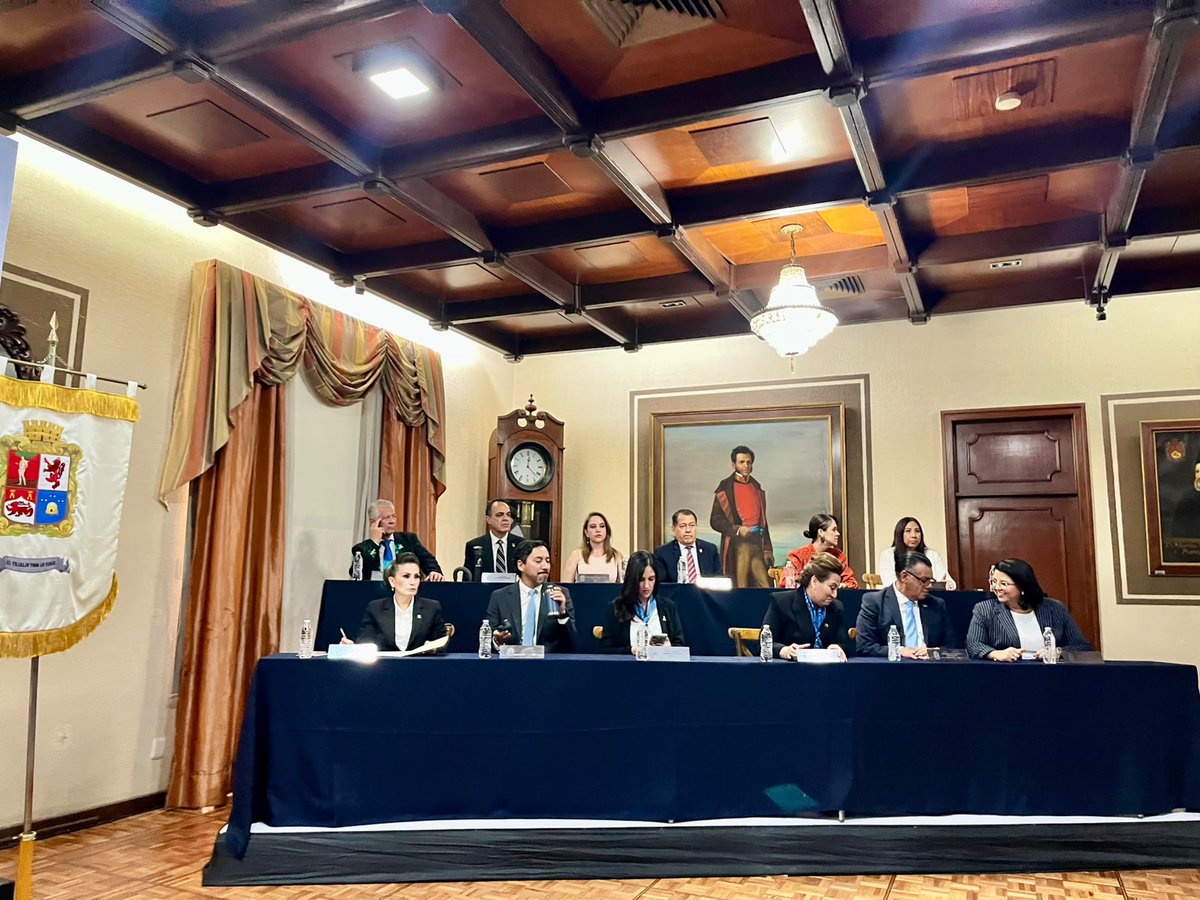 cceleon's tweet photo. Nuestro presidente Roberto Novoa acompañó al @municipio_leon en la Sesión Solemne por el 196 Aniversario del Decreto de Título de Ciudad. 🦁

Desde el CCEL, celebramos la historia de León y reafirmamos nuestro compromiso con su futuro. 💼✨

#León #CCEL #196Aniversario https://t.co/XyJrDVXF55