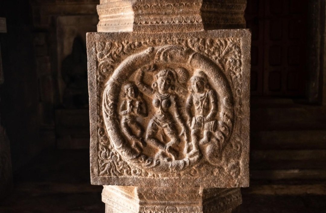 ShubhamPathakIN's tweet photo. Airavatesvara Temple is the Hindu temple built in the Dravidian style at Darasuram, near Kumbakonam in Tamil Nadu. 🕉

A UNESCO World Heritage Site, it is one of the Great Living Chola Temples. 🛕

Built in the 12th century CE by Chola King Rajaraja Chola II and dedicated to Lord Shiva, the temple is renowned for its intricate carvings, elegant stone chariot design, and the famous musical steps that produce distinct notes when tapped.
