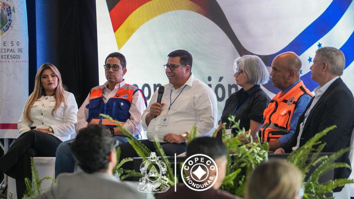 copecogob's tweet photo. 🌎 “Prevenir hoy es proteger la vida de mañana”

Durante el Foro de homólogos en Gestión de Riesgos de Centroamérica, en el Congreso Municipal de Gestión de Riesgos, el ministro de COPECO Reinaldo Sánchez, destacó que Honduras avanza hacia un modelo más humano, preventivo y resiliente frente a las emergencias.🤝

Asimismo resaltó la importancia de fortalecer la coordinación entre gobiernos, municipalidades, comunidades y organismos internacionales para anticiparse a amenazas como sequías, incendios forestales, dengue e inundaciones, priorizando siempre la protección de las familias hondureñas.

También, reconoció el valor del intercambio regional de experiencias entre países centroamericanos para construir sistemas de gestión de riesgos más sólidos, preparados y cercanos a la población. 🇭🇳
@titoasfura @ReinaldoHN 

#COPECO #GestiónDeRiesgos #Prevención #Resiliencia #Honduras