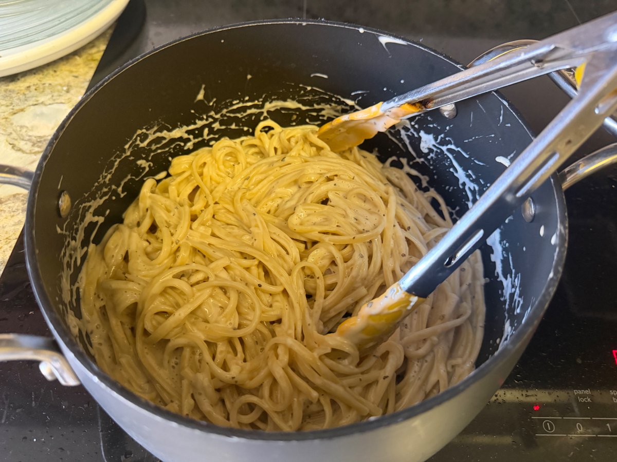 kellynmcfinch's tweet photo. I took a lil time off to get back to cooking food

Fettuccine alfredo this time

I forger the chimkin : p https://t.co/U7zU8YhGe4