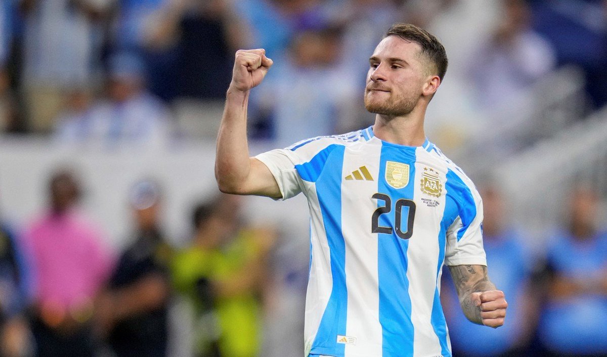 FutboolFichajes's tweet photo. 🇦🇷 Alexis Mac Allister aparece en la órbita del Real Madrid y podría llegar al club luego del Mundial 2026. 

🇪🇸 Florentino Pérez lo tiene como uno de los objetivos para el centro del campo en caso de ganar las elecciones del domingo. 

💰 Su valor de mercado ronda los €80M y se espera una oferta del Merengue al Liverpool. 

👀 Atlético de Madrid también se fijó en el argentino.

ℹ️ @DSports