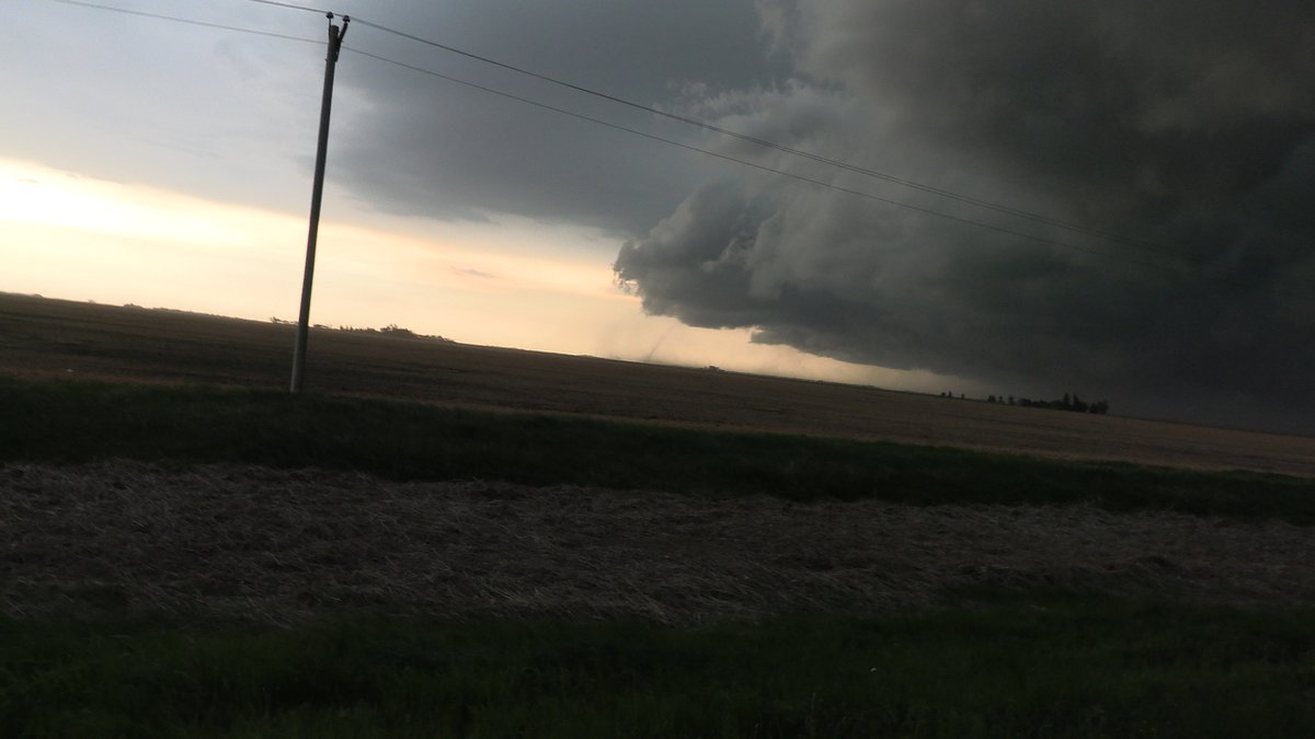 tempests98's tweet photo. June 2, 5:40 pm, south of highway 3 between Carman and Brunkild MB #mbstorm https://t.co/B9sAlV0OTE