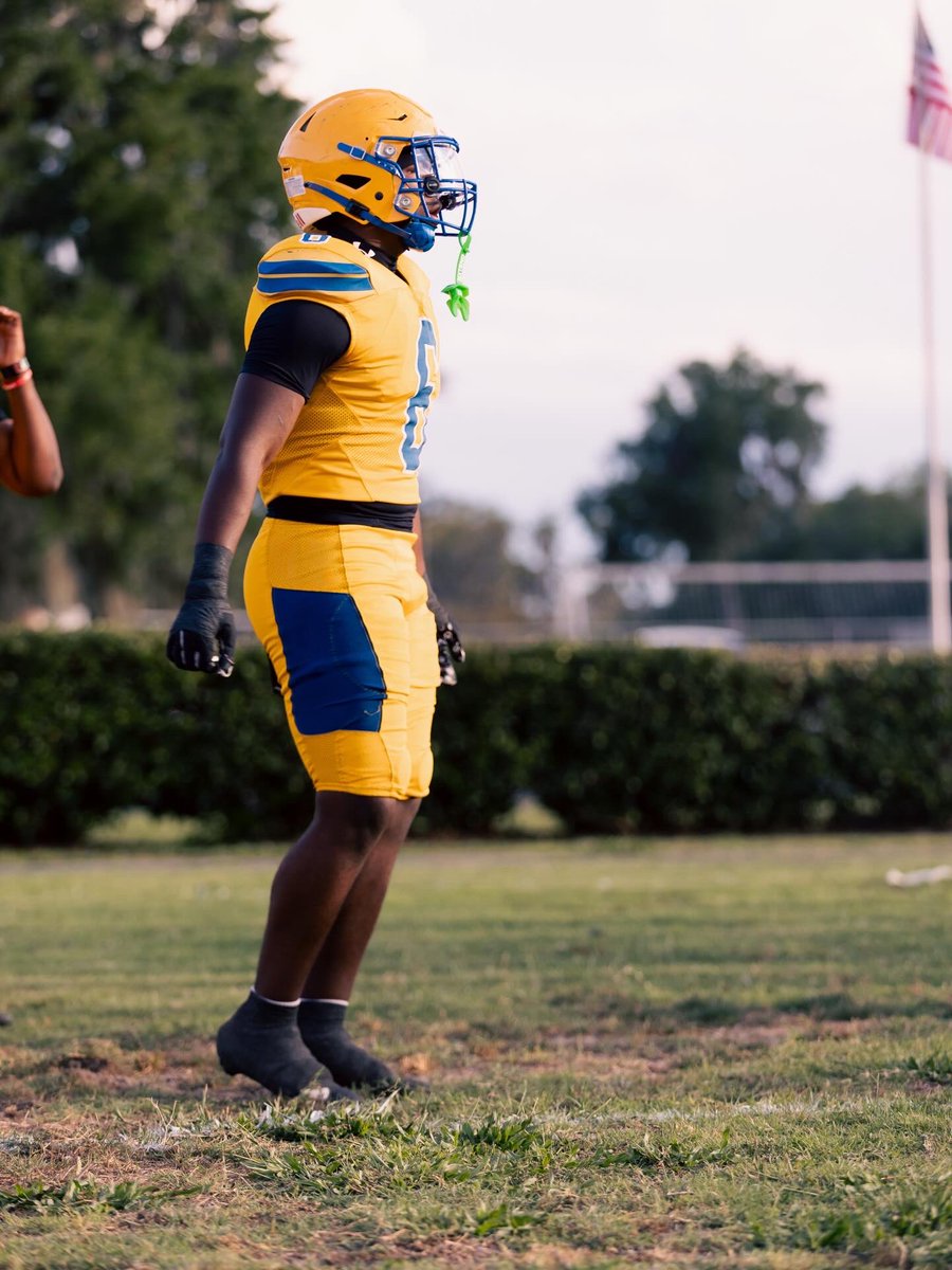 MalachiMoore222's tweet photo. Thank you @BlueSumMedia for the video‼️ This season we coming for it all believe that💯❗️
@Bloodhounds_AHS @coach__Thomas66 @RealNews102 https://t.co/RvCbWJMr7u