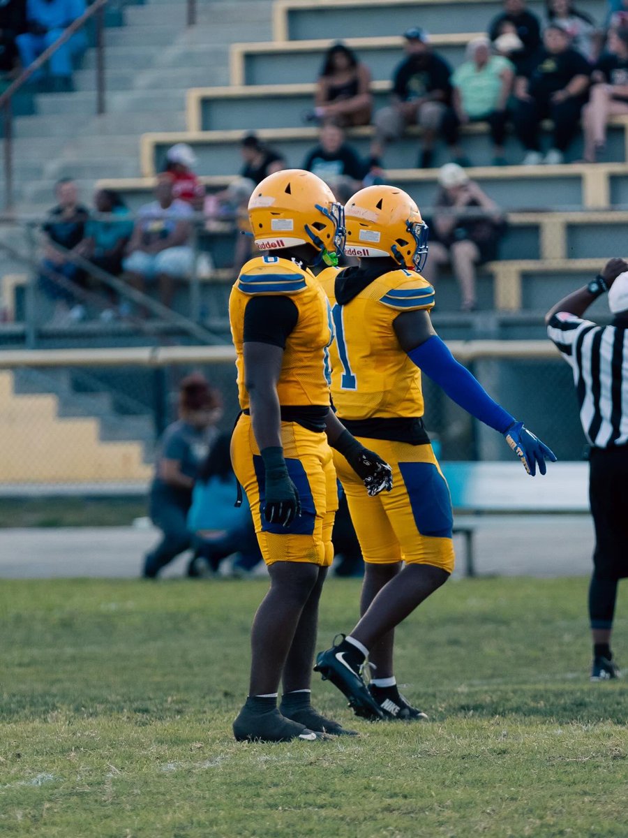 MalachiMoore222's tweet photo. Thank you @BlueSumMedia for the video‼️ This season we coming for it all believe that💯❗️
@Bloodhounds_AHS @coach__Thomas66 @RealNews102 https://t.co/RvCbWJMr7u