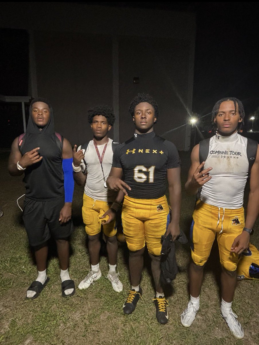 MalachiMoore222's tweet photo. Thank you @BlueSumMedia for the video‼️ This season we coming for it all believe that💯❗️
@Bloodhounds_AHS @coach__Thomas66 @RealNews102 https://t.co/RvCbWJMr7u