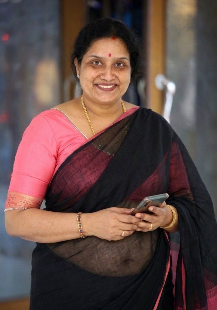 Manikandan77199's tweet photo. Mom:Nethu nee match paakumpodhu bore adikithunu game vilayaada un phone eduthen

Me:Adhula game lam irukadhe

Mom:illa.aana nee enna vechi pala game aadiruka nu nethu dhan therinjithu

Me:Unna vecha.ennama solra

Mom:avunga yen mela asai paduranga k ne yen da epadi very ya erukka https://t.co/ceduTK9002