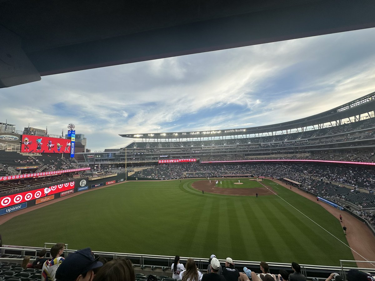 Iced_out_Gs's tweet photo. Another beautiful evening for Twins Baseball with @JMccuh and @JefferyOnTheMic 

Shoutout to the best weatherman in the TC @ChrisReeceWX 🔥 https://t.co/giXMkZ1kl5