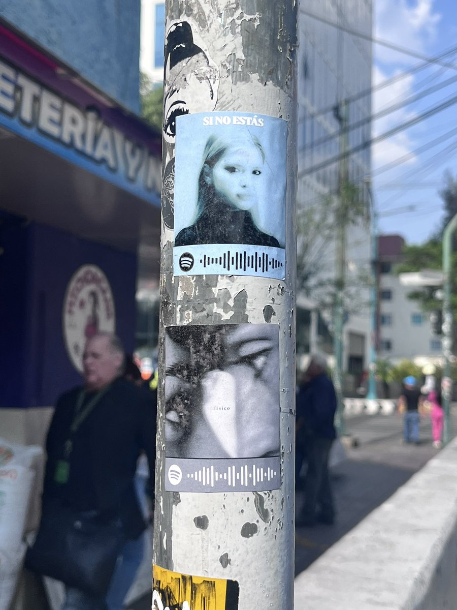luvssdanyy_'s tweet photo. Hoy tocó dejar unos cartelitos de “Si No Estás” de @dennaoficial y de “Físico” de @Alexmrq2 por las calles de México 🇲🇽🫶🏻 https://t.co/fszHtLwss7