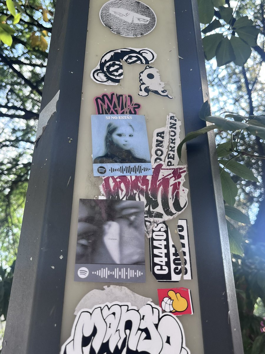 luvssdanyy_'s tweet photo. Hoy tocó dejar unos cartelitos de “Si No Estás” de @dennaoficial y de “Físico” de @Alexmrq2 por las calles de México 🇲🇽🫶🏻 https://t.co/fszHtLwss7