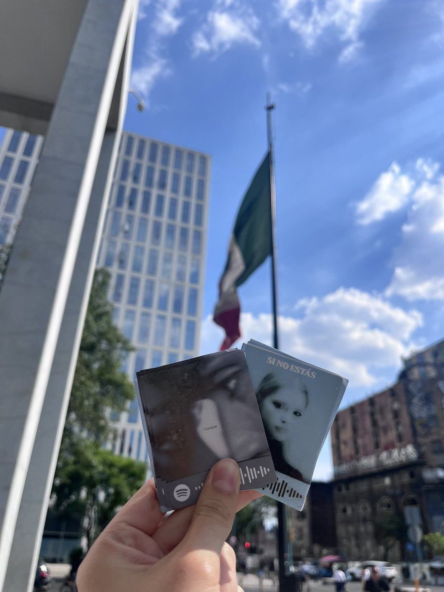luvssdanyy_'s tweet photo. Hoy tocó dejar unos cartelitos de “Si No Estás” de @dennaoficial y de “Físico” de @Alexmrq2 por las calles de México 🇲🇽🫶🏻 https://t.co/fszHtLwss7