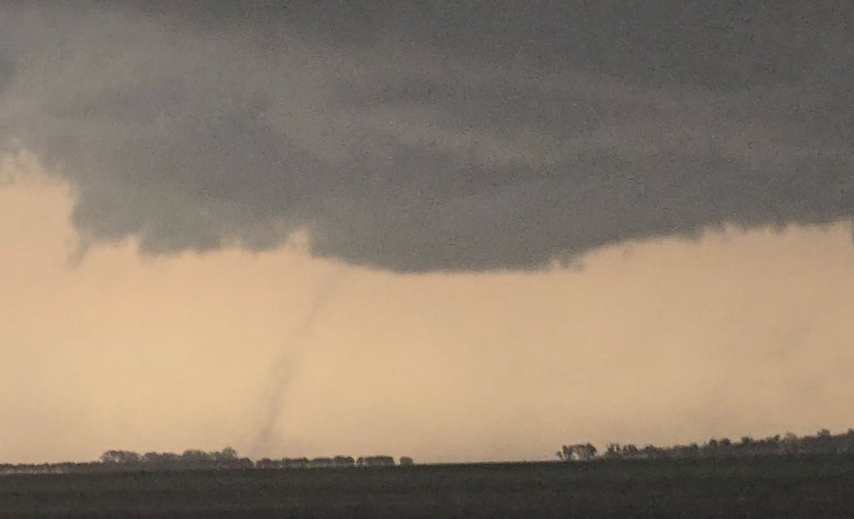 shannbil's tweet photo. @aaronjayjack's tank did it again! Thanks Aaron!
4 tornadoes earlier in Manitoba! Was driving with others, so wasn't able to post! 
Great day, so needed it! 
Last pic is of the landspout near Sperling, Manitoba! https://t.co/1dc1GSdrb7