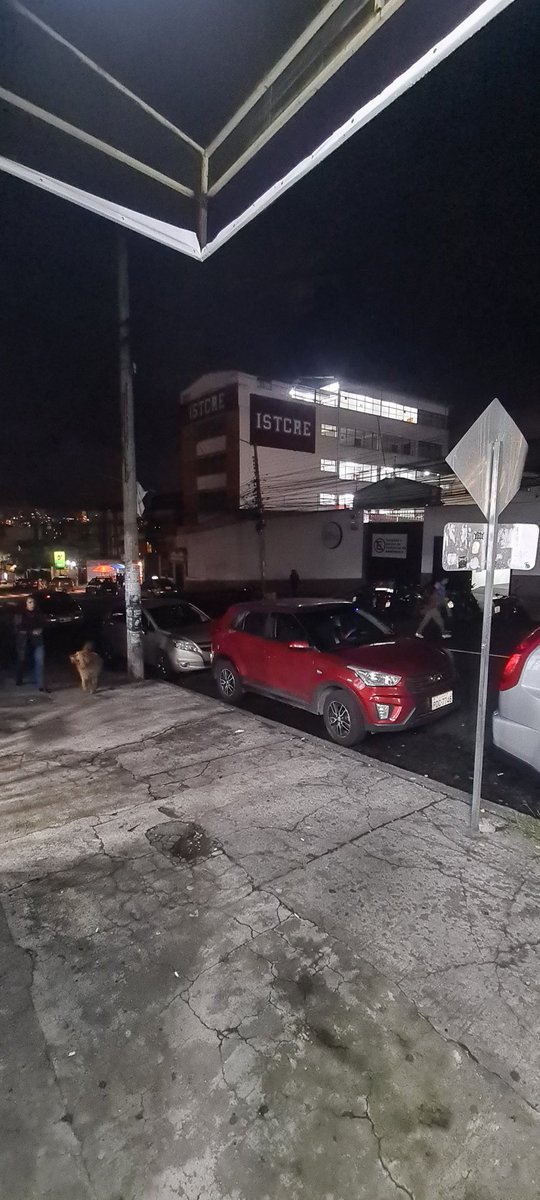 admunoz2's tweet photo. @ElectricaQuito en la calle Rumipamba, desde ma Av América hasta la Av Atahualpa no funciona el alumbrado público desde el domingo 31 de mayo https://t.co/y7gVw5qUB3