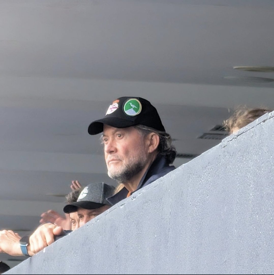 VillaverdeRCD's tweet photo. O Concello de Mazaricos compartiu esta imaxe nas súas redes, e agradeceulle a Escotet  levar o logotipo do seu Concello na súa gorra do Dépor na celebración do ascenso o domingo.

Non sei se algún medio local da Coruña ten info en relación a ese guiño a Mazaricos. https://t.co/bweBrM7CUj