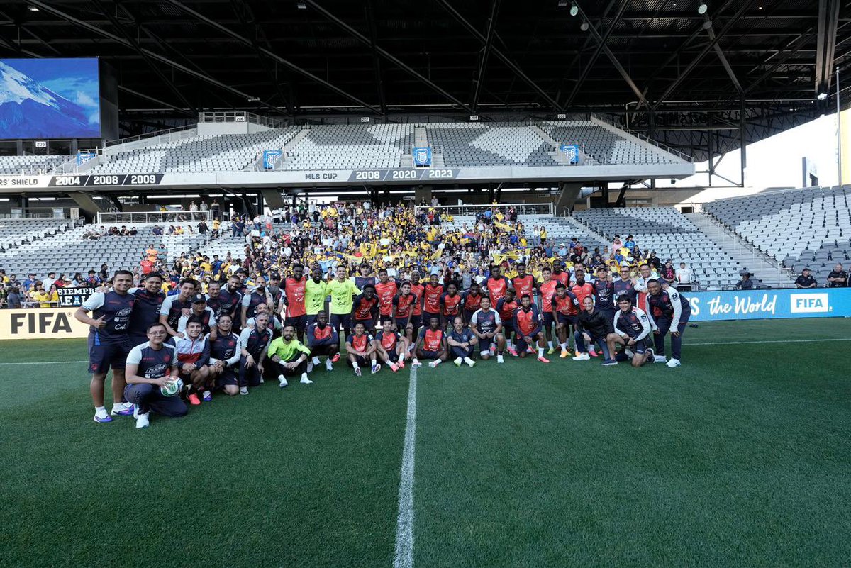 LaTri's tweet photo. 🇪🇨 Nuestra gente 🇪🇨

Gracias a todos los ecuatorianos que se hicieron presentes en nuestro entrenamiento en el @ScottsMGField. 

¡La energía que nos transmitieron no tiene explicación!

#UnSoloEcuador 🇪🇨 https://t.co/WjhBBMrojD