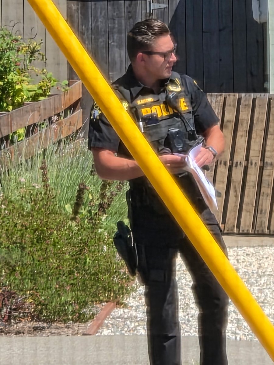 Julioca0906's tweet photo. @NovatoPolice @MarinSheriff Yesterday around 2–3 PM on Diablo Ave, several unmarked vehicles and officers in black uniforms with yellow “POLICE” lettering were going door-to-door. Very concerning for that much activity in the area. https://t.co/iPqnokXVWu