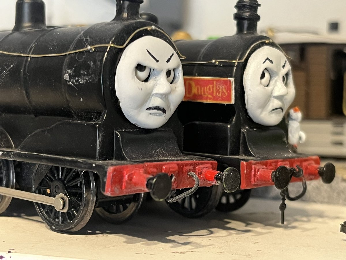 top72thomas's tweet photo. 「うちの子に」
「なにか、ご用ですかな？」 https://t.co/MslLhy6WyH