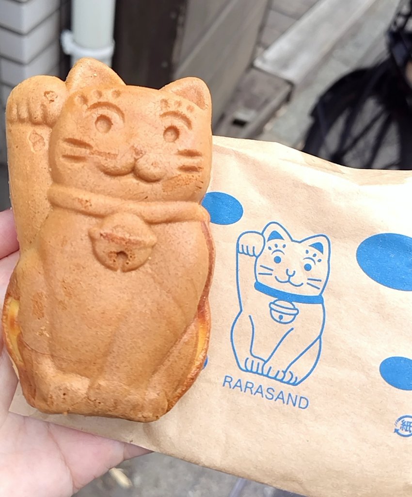 OrangeCafe33's tweet photo. 豪徳寺周辺のお店猫だらけで可愛い🐱 https://t.co/lWHmGkWcS6
