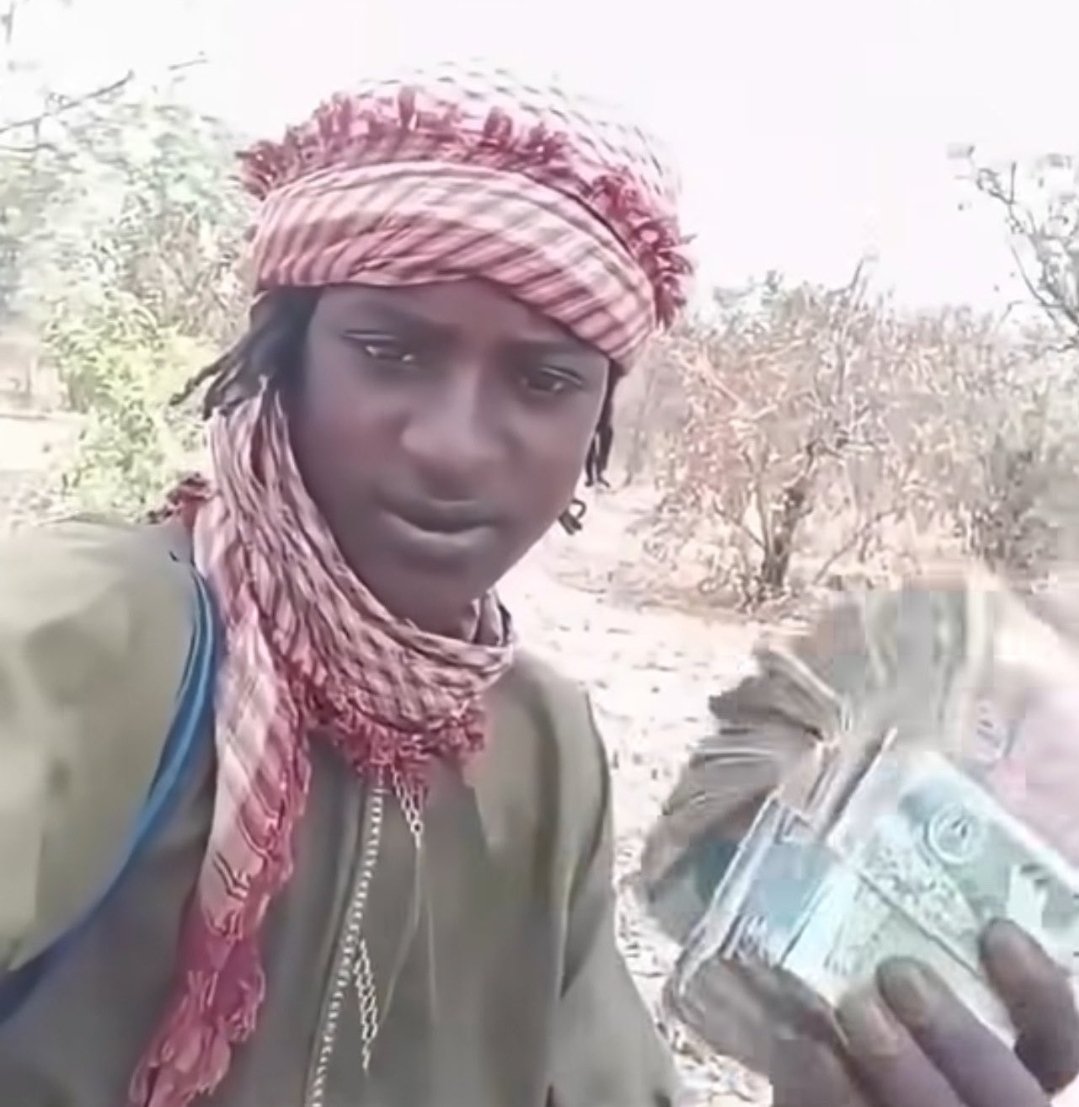 ekeRichard18's tweet photo. Omo this country don tire me 
So some pple dey comment session for Tiktok dey beg Bandit wey collect ransom to do giveaway 

I just weak guy 😭😅 https://t.co/S2cYjyQCsY