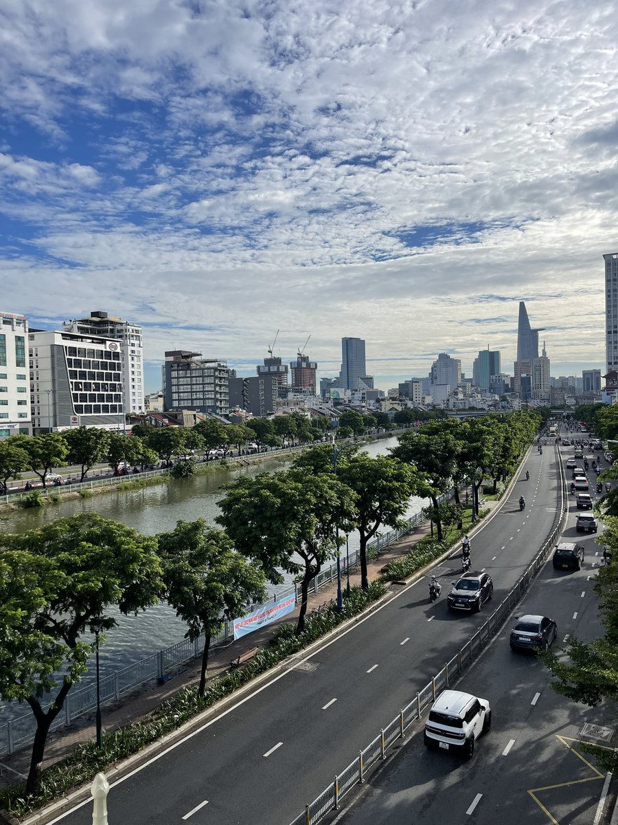 ashinsuke's tweet photo. おはようございます。
雨上がりの綺麗な空。空気も綺麗な気がする。涼しいし気持ちいい。 https://t.co/X6CutDylay