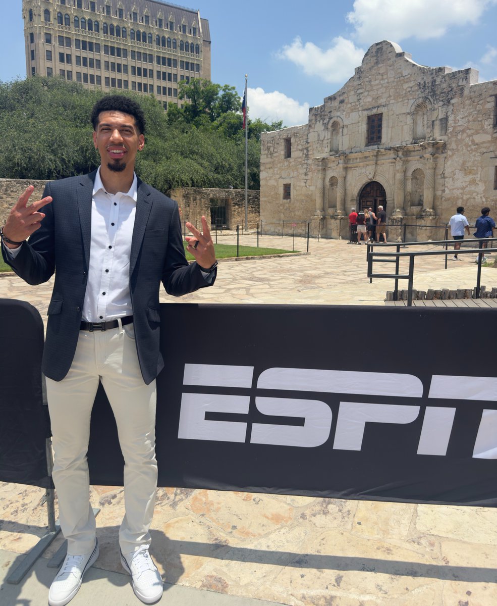 OfficialAlamo's tweet photo. The Alamo welcomed a familiar face back to the Alamo City! 🤩
 
Former Spur Danny Green (@DGreen_14), who won the 2014 Championship with our hometown team, is in town to cover the San Antonio @spurs’ return to the NBA Finals for @espn. 🏀 Thanks for visiting Danny! GO Spurs GO! https://t.co/ehEbTbLrjr