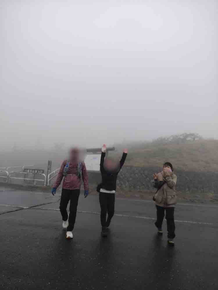 dynam_00090's tweet photo. こんにちは！
この前、地元の同級生とドラゴンアイを見に行ってきたんですが…。
ものすっっごく天気が悪くて、雨は降ってる。風は強いで、逆に笑えちゃいました🤣楽しかったです！
今年も開眼してる時期に行けなかったので、来年またリベンジしたいです🦕

#ダイナム https://t.co/vmPcq9UBY8