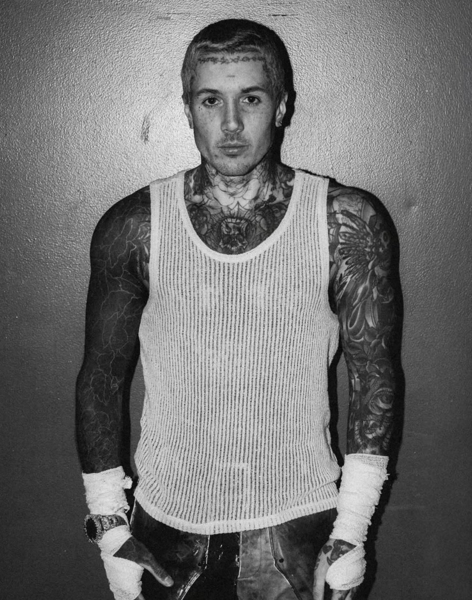 SOTSPodcast's tweet photo. Oli Sykes (Bring Me The Horizon) is a man made wonder in newly released photo from the band's most recent North American tour.

📷 Matty Vogel https://t.co/7PhUN3nuQw
