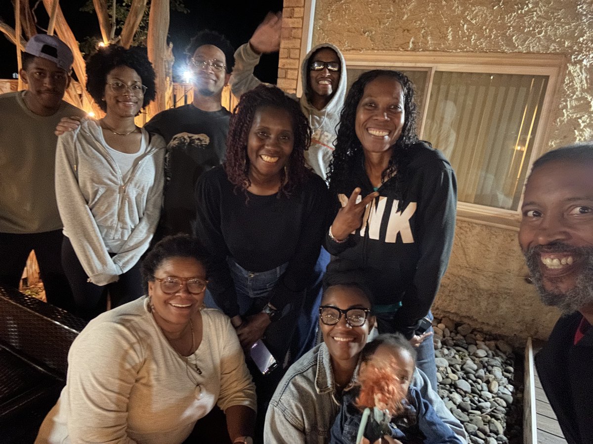 AyizeS's tweet photo. Hallelujah! #ItWasAGoodDay or 3-days😉! Being able to experience the #MagicMoment with my @morehouse #BigBro @ImarHutchins! And catch a #FamilyFlic! & experience another #MagicMoment with Dean Carter! & be able 2 rub elbows with Bro Pres. @FDuBoisBowman made it truly #AGoodDay😉! https://t.co/b7EphnMFEv