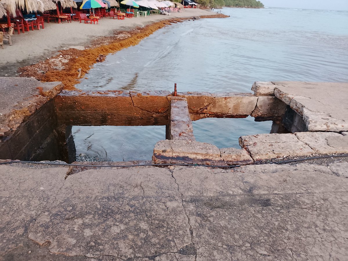 Atilaskybart's tweet photo. ⚠️ ¡Atención @CONEP_RD @ces_rd @PRM_Oficial @PresidenciaRD @MOPCRD ¡El muelle del municipio costero palenque, en
 San Cristobal, ubucado en la Calle Puerto Palenque #32, necesita una intervención urgente! 

👉🏼 ¡Los prestamos no son para robarselos, son para invertirlos! 👈🏼 https://t.co/KnWGvf9OjF