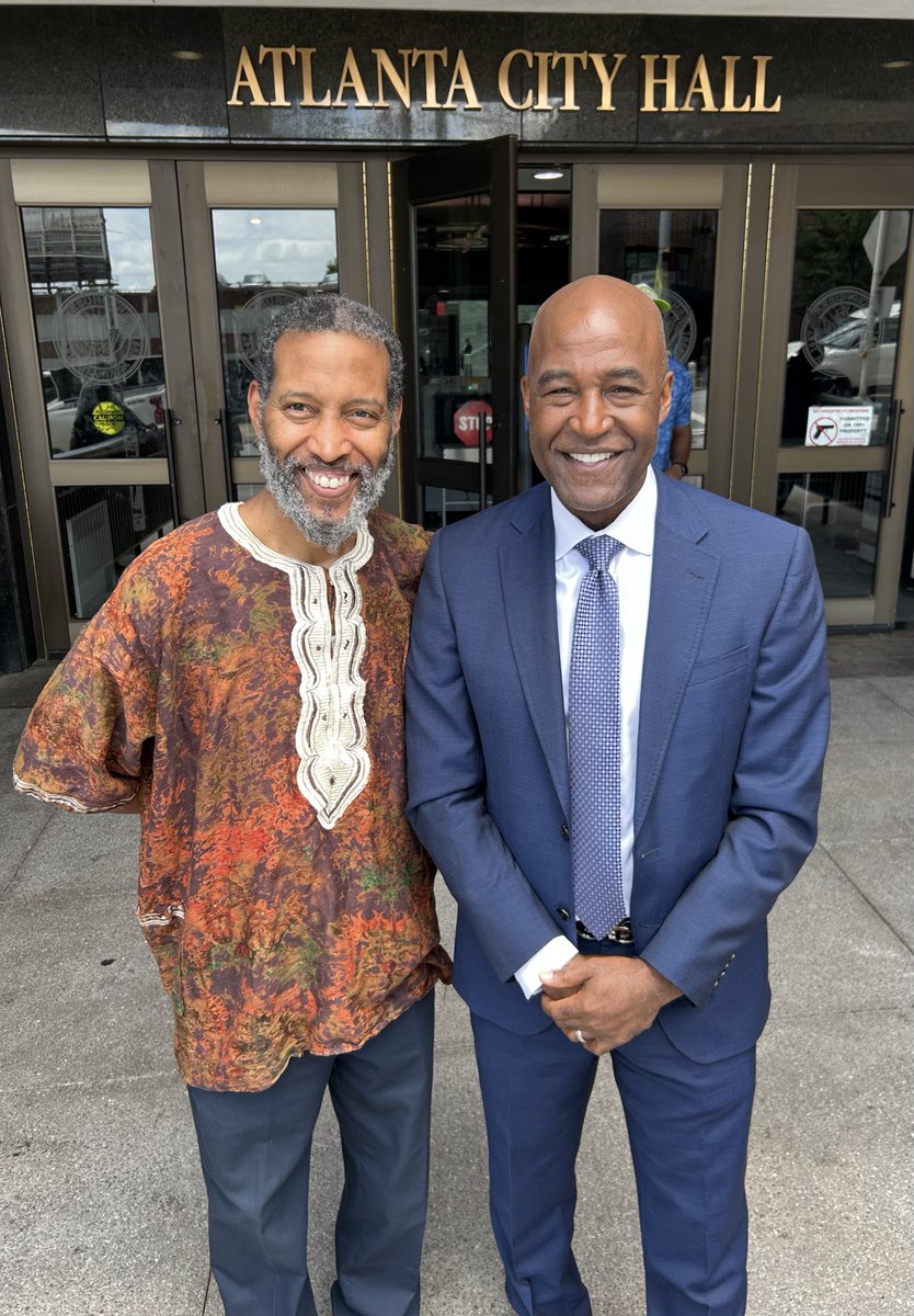 AyizeS's tweet photo. Hallelujah! #ItWasAGoodDay or 3-days😉! Being able to experience the #MagicMoment with my @morehouse #BigBro @ImarHutchins! And catch a #FamilyFlic! & experience another #MagicMoment with Dean Carter! & be able 2 rub elbows with Bro Pres. @FDuBoisBowman made it truly #AGoodDay😉! https://t.co/b7EphnMFEv