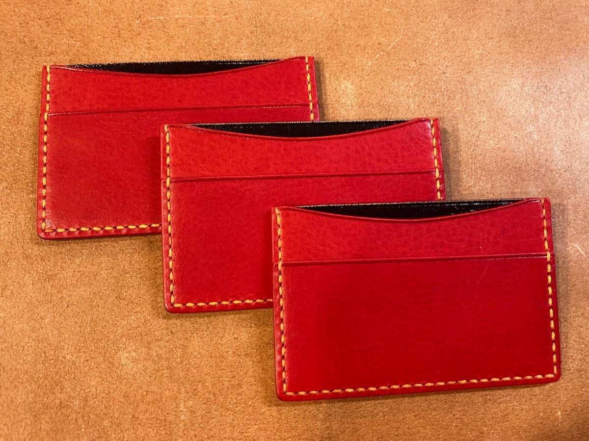 ouchi_leather's tweet photo. 【シンプル名刺ケース】
常連のお客様から“いつもの”ご注文☺️

「あっ！こんにちは！」
「こんにちは、いつもので」
「了解です👍」
で通じてしまうシンプル名刺ケース。
ちゃんとサブポケットが両面にあるので
しっかり使いやすいです。
いつもありがとうございます😊
#福島市 #革製品 #レザー https://t.co/EPvOokOIh7