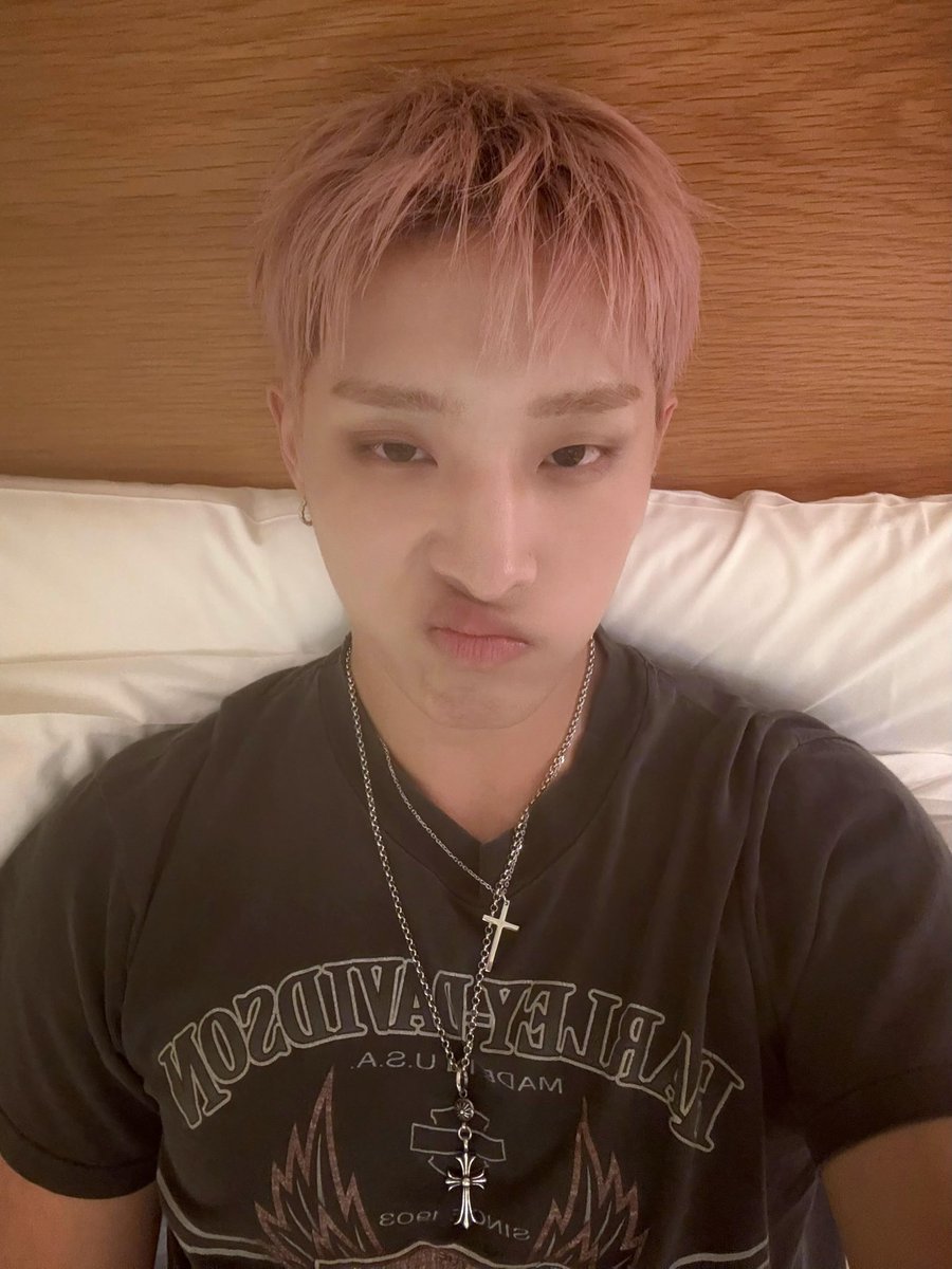 keehoo's tweet photo. Bro, why can’t I wink? Teach me. https://t.co/rPPmMDUx0F