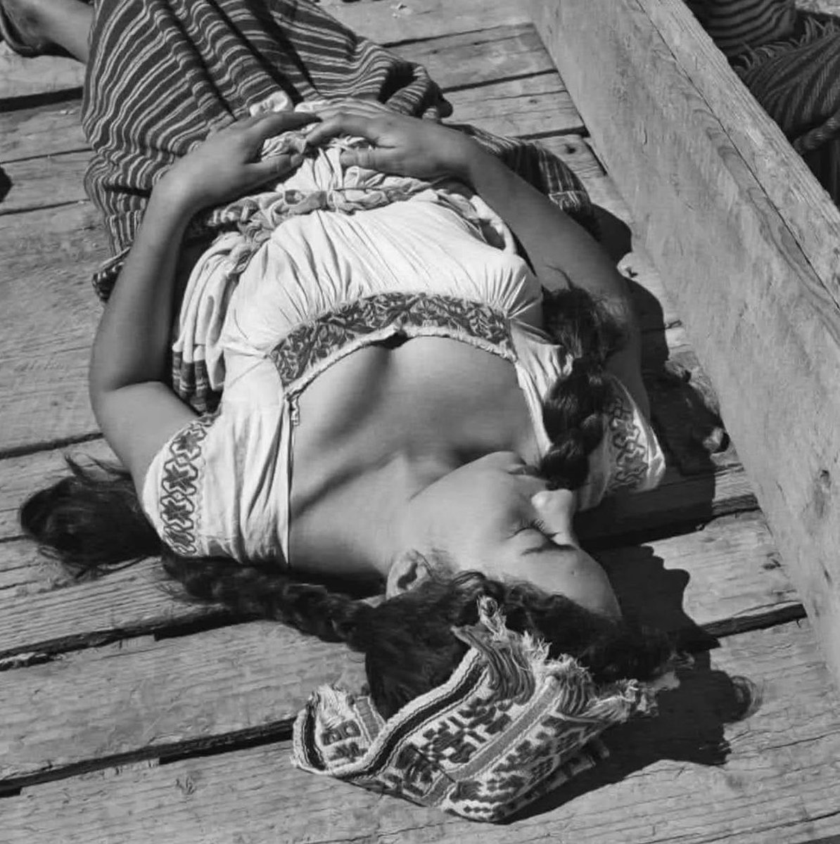 grisaze's tweet photo. @BerlinNoir por si fuera poco también vive a través de imágenes atemporales que él mismo ha capturado https://t.co/BRnRgoYJPl