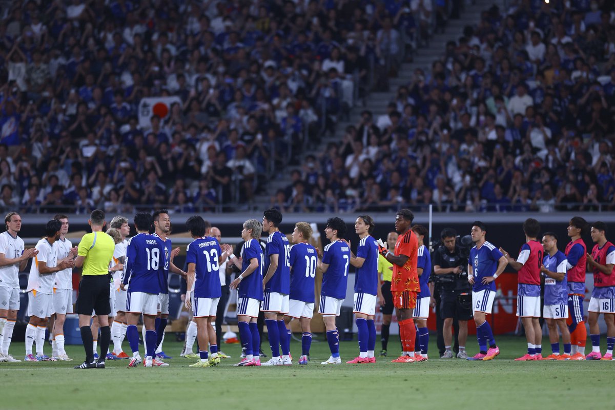 MayaYoshida3's tweet photo. 文章だけではこの感謝の気持ちを表現しきれないです。
これからも日本サッカーにこの感謝の気持ちを還元していきたいです。みんな、ほんっっっっとうにありがとう🇯🇵
そして頑張れ日本代表たち！#最高の景色を https://t.co/eXvk1hD0oS