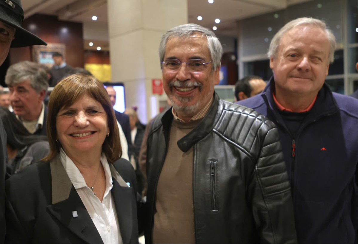 pdpmza's tweet photo. ORDEN, FEDERALISMO y REPÚBLICA. Gracias @PatoBullrich por la visita a Mendoza 💪🏻🇦🇷 https://t.co/EqLLjLN9Av