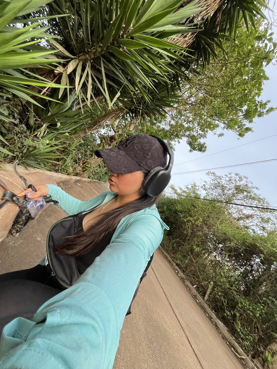 Fatyruiz_'s tweet photo. Estamos saliendo a correr con Perla, pero ella realmente sabe que me está salvando de mi caos de ansiedad, depresión y estrés. https://t.co/yvHVv5Nhx8
