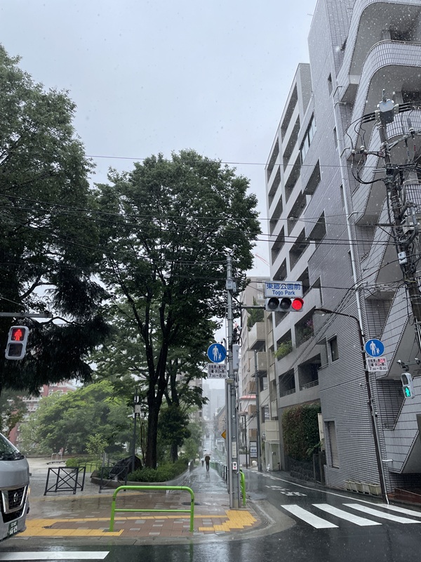FiltrationJ's tweet photo. おはようございます。今日の市ヶ谷は土砂降り。台風が来ていますね。
荒天ですが、本日も『FOOMA JAPAN 2026』（東京ビッグサイト）に出展中です……！　（小間番号W3-01-33）
 #企業公式が毎朝地元の天気を言い合う  #企業公式が毎朝地元の天気を言いあう
 #千代田区SNS会 https://t.co/AUHCFJ2FUj