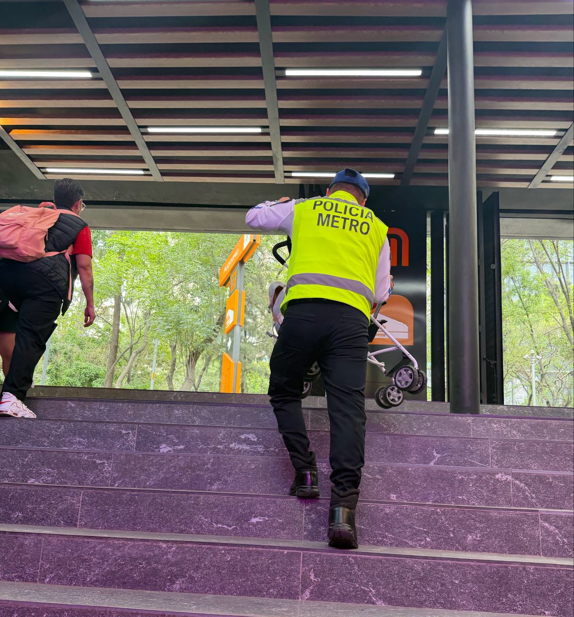 MayaEnBici's tweet photo. Tanta ajolotización y ni un cambio para hacer más incluyente al @MetroCDMX Auditorio 👩🏻‍🦽
Esta persona fue amable con cargar mi carreola, pero necesitamos más q esto. 
Más de 50 años y el Metro es lo mismo.
La verdadera transformación va más allá de pintura de colores y belleza💜 https://t.co/OTvvZGIKYJ