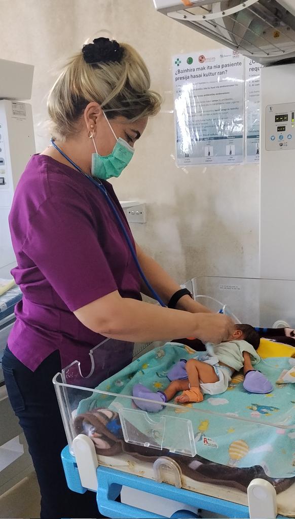 cubacooperaTLbc's tweet photo. La Dra. Leonela Romero, Esp en Neonatología de la #BMCTL con dedicación y profesionalismo contribuye a mejorar la salud de los neonatos en el #HoREX #Baucau porque #CubaCoopera #CubaSalva #CubaPorLaSalud https://t.co/qGdW2JtkAA