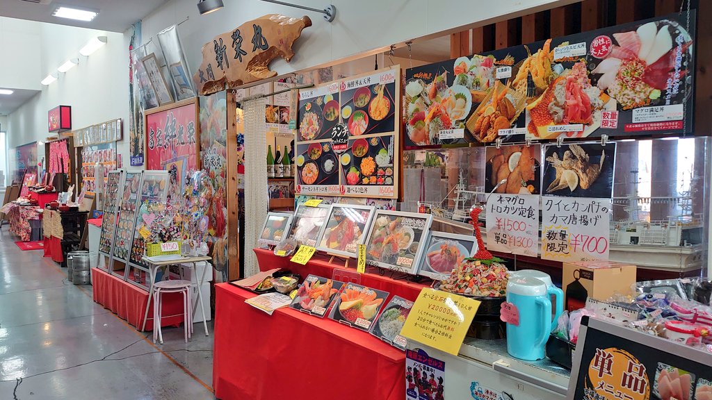 y_takenaka0525's tweet photo. 他の店にも入って食べました⤴️🙋
静岡県静岡市清水区（JR清水駅東口から徒歩約3〜5分清水港にある「清水魚市場 河岸（かし）の市」には、飲食店が集まる「まぐろ館」があります https://t.co/cvMPsTbIyc