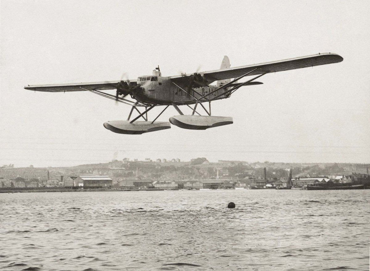 hydroplanebot's tweet photo. 英 Short S.11 Valetta
水上機と陸上機の性能差を同じ形で比べるために作った機体。飛行機自体は輸送機で16人収容できる。1931年11月を最後に陸上機へ変更、性能試験後は訓練機として余生を過ごす。ちなみに試験の結果は限界高度は水上機、上昇率・最高速度は陸上機が勝った。全1機。 https://t.co/aHJLvGwrAb