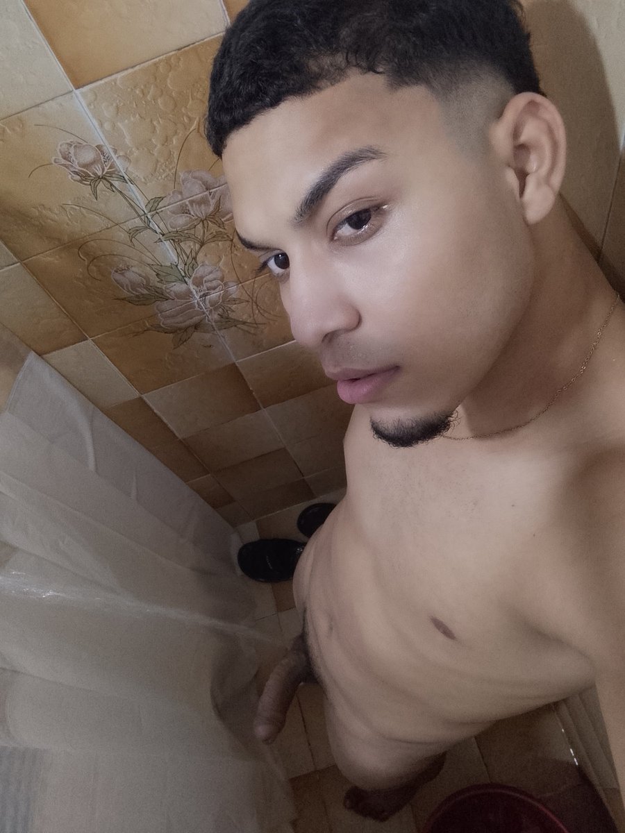 top_rodrig's tweet photo. Un baño, una paja y a dormir 😴 https://t.co/tKBJA4rpSw