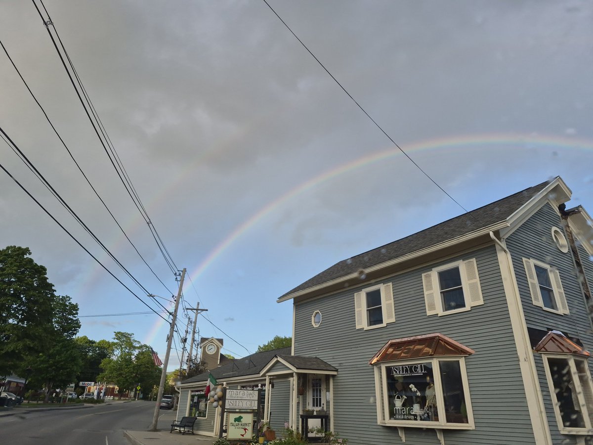 SnowMonkeyArts's tweet photo. Lovely evening double rainbow 🥰

(It's actually turned into a triple rainbow for a sec) https://t.co/dHfT6VCOof