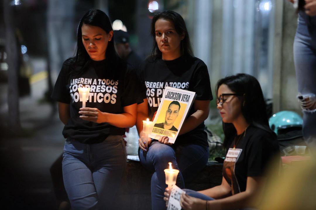 VenteDDHH's tweet photo. Frente a El Helicoide, las familias siguen esperando a sus seres queridos. Siguen resistiendo. Siguen exigiendo libertad para quienes permanecen injustamente tras las rejas.

#QueSeanTodos https://t.co/QNHbHevSBQ