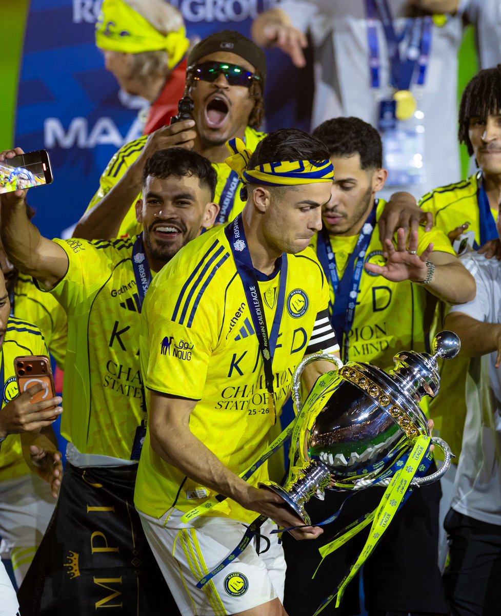 CRonaldoNews's tweet photo. 🏆🤩💛 https://t.co/XF2pxwUvOo