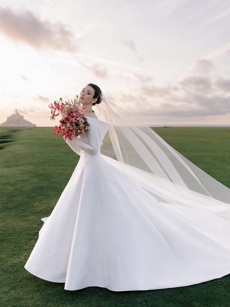 CoutureIsBeyond's tweet photo. Ming Xi wore custom Dior by Jonathan Anderson for her wedding in France yesterday 🌻 https://t.co/dO4USjd7Xs