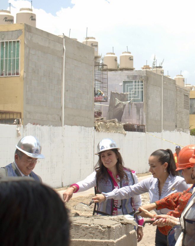 CANADEVIGto's tweet photo. 🗓️ AGENDA

Nuestra Presidenta, Carmen Eugenia Hernández Duarte, acudió a la colocación de la primera piedra del Conjunto Habitacional Alabastro 🏡, a cargo del @IMUVILEON, y que tendrá 580 viviendas para que más familias leonesas 🧑‍🧑‍🧒‍🧒 puedan obtener su patrimonio. https://t.co/gnwKuxuKzr