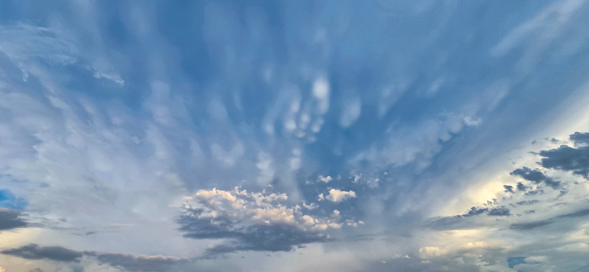 philostrophy's tweet photo. Interesting skies over central Texas, looking toward Austin from Liberty Hill.
#wx #atxwx #wxtwitter #storm #weather #txwx #texas #atx #libertyhilltx https://t.co/6yRIkmY2Gk