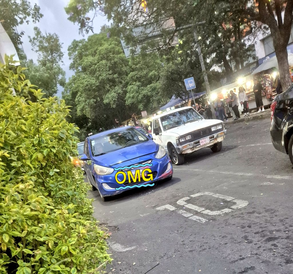 AsukaPoe's tweet photo. Se acuerdan de los taxistas de patio tlalpan? Si, esos que nunca hacen nada... Este burrito de echó en reversa a media calle y le pegó al coche azul. Se quiere ir sin pagarle @TlalpanAl @VigimoviCDMX @UCS_GCDMX @TlalpanVecinos https://t.co/yD4g2SdRRA